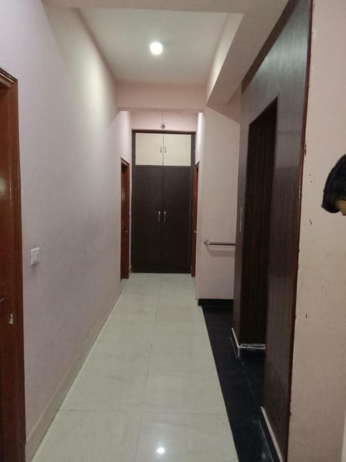 Adb Rooms Hotel De Pal Varanasi Exterior foto